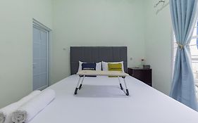 Urbanview Hotel Nakasya Burangrang